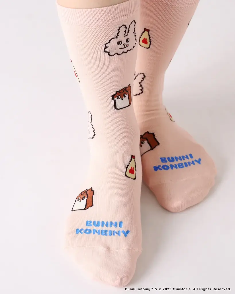 アジア圏で人気のキャラクター「バニーコンビニ」とのコラボソックス企画、2025年7月11日(金)、「靴下屋」対象店舗と公式オンラインストアで発売。限定店舗でカスタム刺繍サービスも 画像 6
