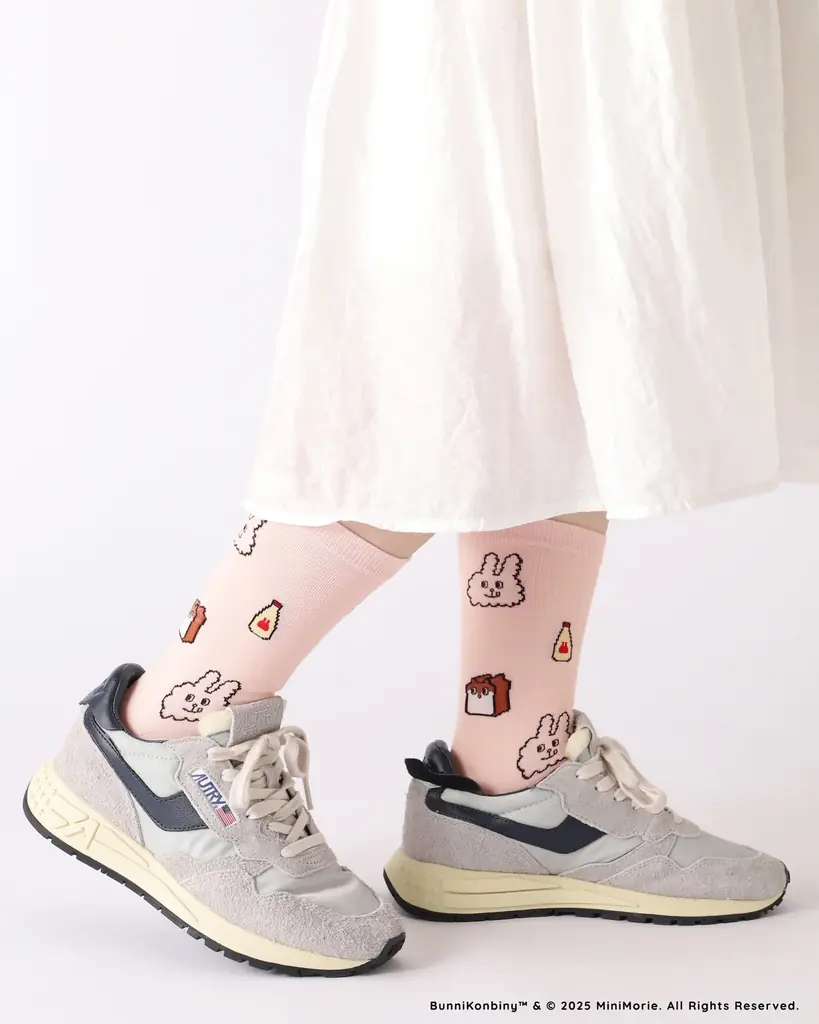 アジア圏で人気のキャラクター「バニーコンビニ」とのコラボソックス企画、2025年7月11日(金)、「靴下屋」対象店舗と公式オンラインストアで発売。限定店舗でカスタム刺繍サービスも 画像 7