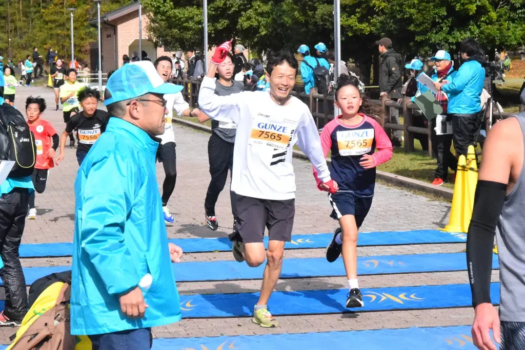 「福知山マラソン」ファンランの参加賞が、福知山市在住の漫画家・こうの史代さん描き下ろしイラスト入りナップサックに決定!7/12にライブペインティングも! 画像 2