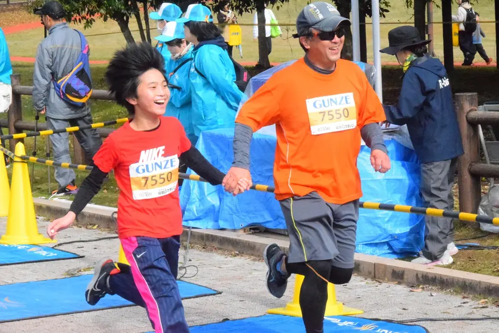 「福知山マラソン」ファンランの参加賞が、福知山市在住の漫画家・こうの史代さん描き下ろしイラスト入りナップサックに決定!7/12にライブペインティングも! 画像 3