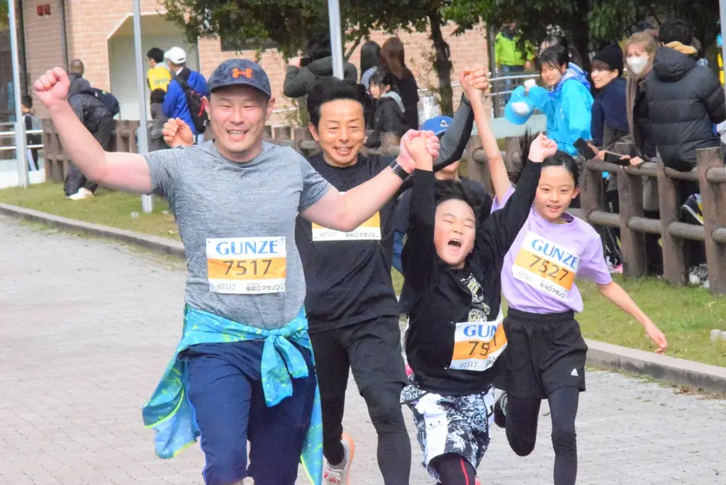 「福知山マラソン」ファンランの参加賞が、福知山市在住の漫画家・こうの史代さん描き下ろしイラスト入りナップサックに決定!7/12にライブペインティングも! 画像 4