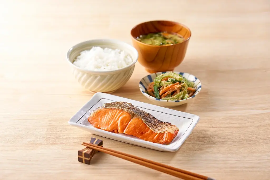 独自の「炭火焼」設備で皮は香ばしく、中身はふっくらジューシーに焼き上げた「セブンプレミアム ゴールド 金の紅鮭の塩焼」が新発売 画像 1