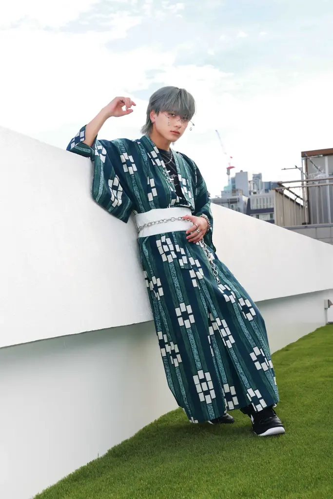LDH所属のメンズグループ『LIL LEAGUE』がSPINNSのビジュアルに初登場！浴衣を遊び心満載に着こなしたコンセプトビジュアルや、夏のストリートスタイルを提案。 画像 6