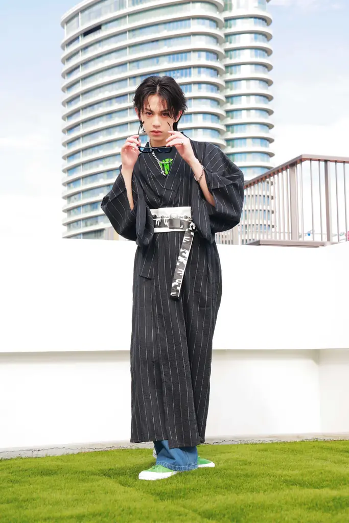 LDH所属のメンズグループ『LIL LEAGUE』がSPINNSのビジュアルに初登場！浴衣を遊び心満載に着こなしたコンセプトビジュアルや、夏のストリートスタイルを提案。 画像 8