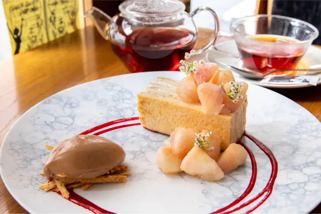 旬をまるごと、とろける白桃のミルクレープ。― 新作シュガーバタークレープも登場！夏の新作クレープ2選！神戸・元町「CREPE & GALETTE TOOTH TOOTH」にて7月10日（木）より。 画像 1