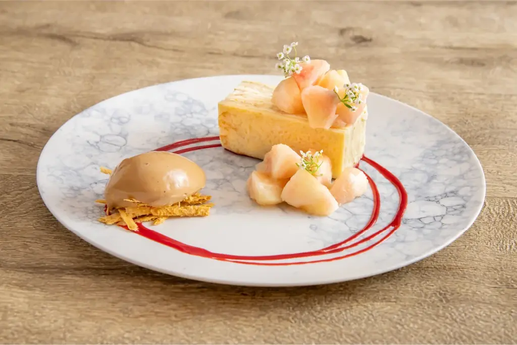 旬をまるごと、とろける白桃のミルクレープ。― 新作シュガーバタークレープも登場！夏の新作クレープ2選！神戸・元町「CREPE & GALETTE TOOTH TOOTH」にて7月10日（木）より。 画像 2