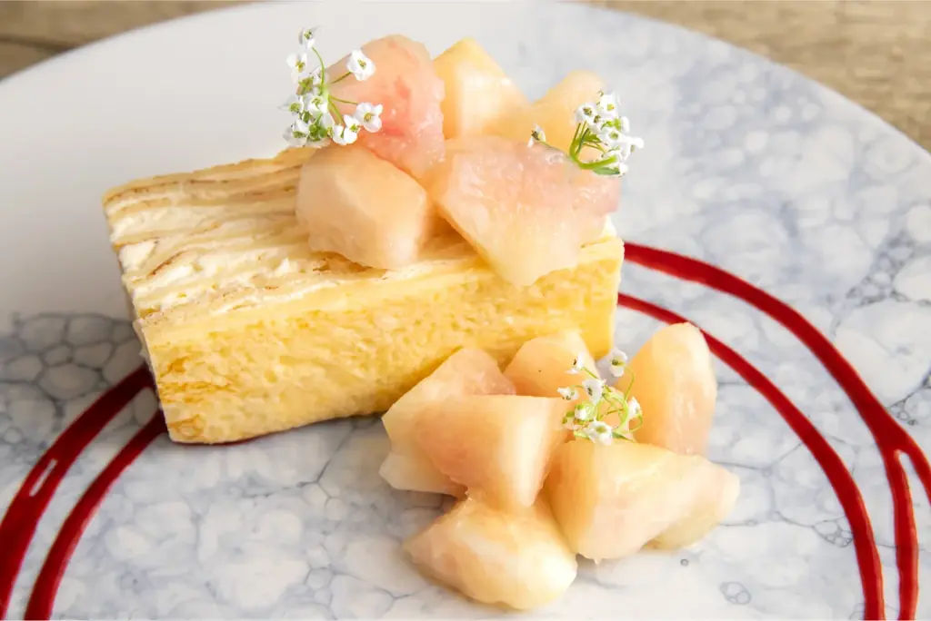 旬をまるごと、とろける白桃のミルクレープ。― 新作シュガーバタークレープも登場！夏の新作クレープ2選！神戸・元町「CREPE & GALETTE TOOTH TOOTH」にて7月10日（木）より。 画像 3