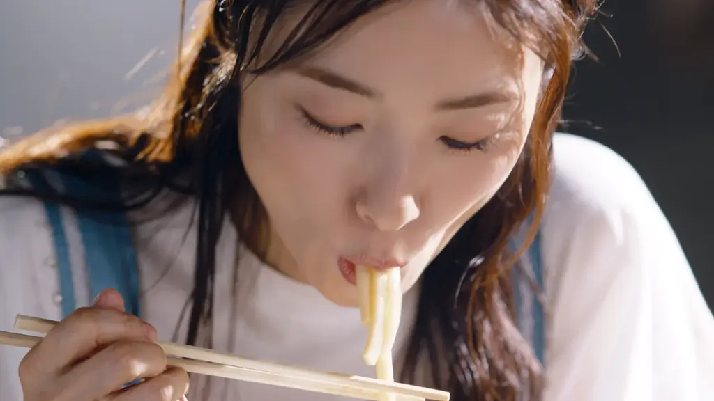 〈暑い夏には、丸亀製麺の鬼おろし！ 〉 これを食べなゃきゃ夏じゃない！夏の一番人気※1『鬼おろし肉ぶっかけうどん』 を至福の表情ですする上戸 彩さんに注目！ 画像 2