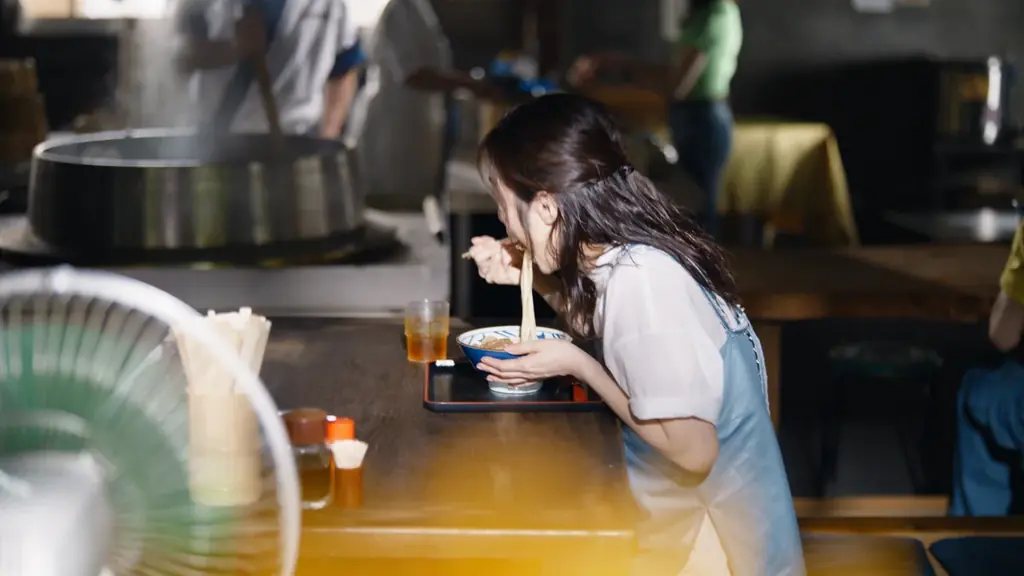 〈暑い夏には、丸亀製麺の鬼おろし！ 〉 これを食べなゃきゃ夏じゃない！夏の一番人気※1『鬼おろし肉ぶっかけうどん』 を至福の表情ですする上戸 彩さんに注目！ 画像 7