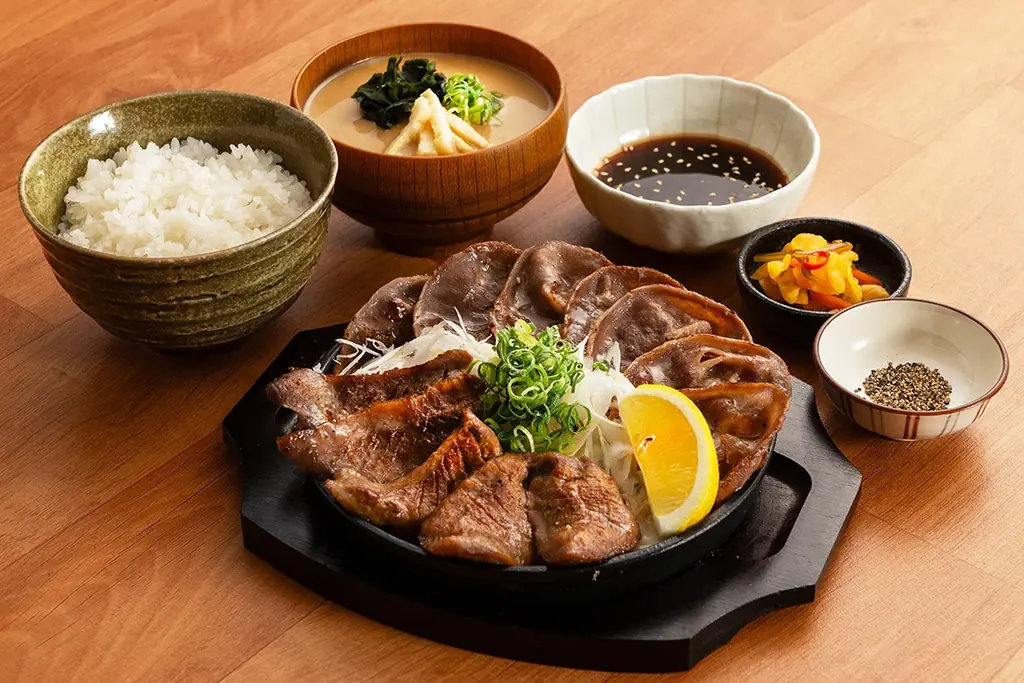【定食屋 宮本むなし】7/9~「厚切り牛たんと豚たんの鉄板焼き定食」を期間限定で販売! 画像 3