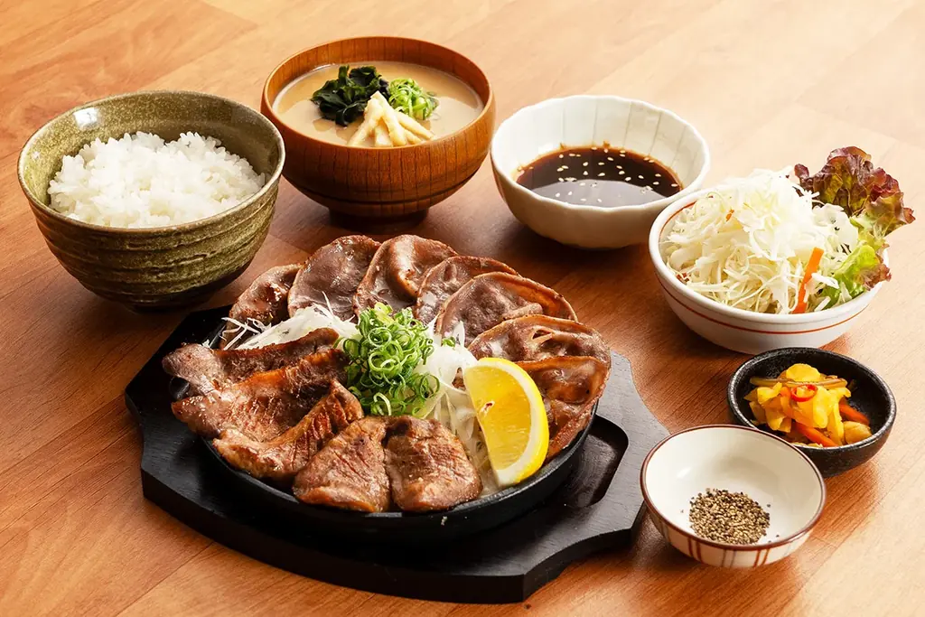 【定食屋 宮本むなし】7/9~「厚切り牛たんと豚たんの鉄板焼き定食」を期間限定で販売! 画像 4