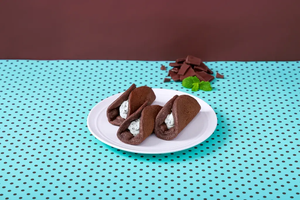 夏らしい爽やかな、セブンプレミアムのチョコミントフレーバー商品が新登場！しっとりふわふわ生地の「チョコミントオムレット」としっとりなめらかな「チョコミント蒸しパン」2商品登場 画像 1
