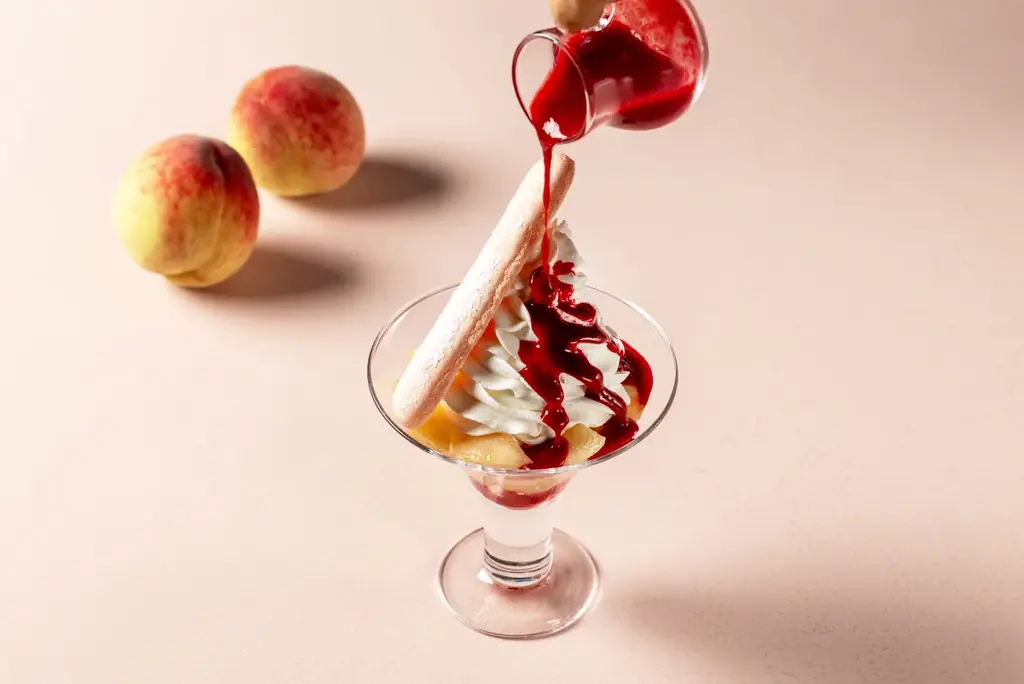 酷暑に涼を届ける「桃とヨーグルトソフトのパルフェ」　ホテルメイドのパフェに国産桃とヨーグルトソフトの夏限定メニューが登場 画像 3