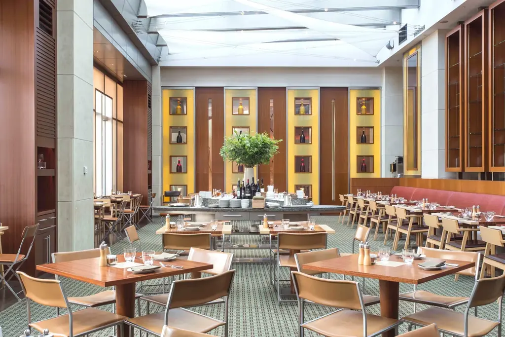 酷暑に涼を届ける「桃とヨーグルトソフトのパルフェ」　ホテルメイドのパフェに国産桃とヨーグルトソフトの夏限定メニューが登場 画像 5