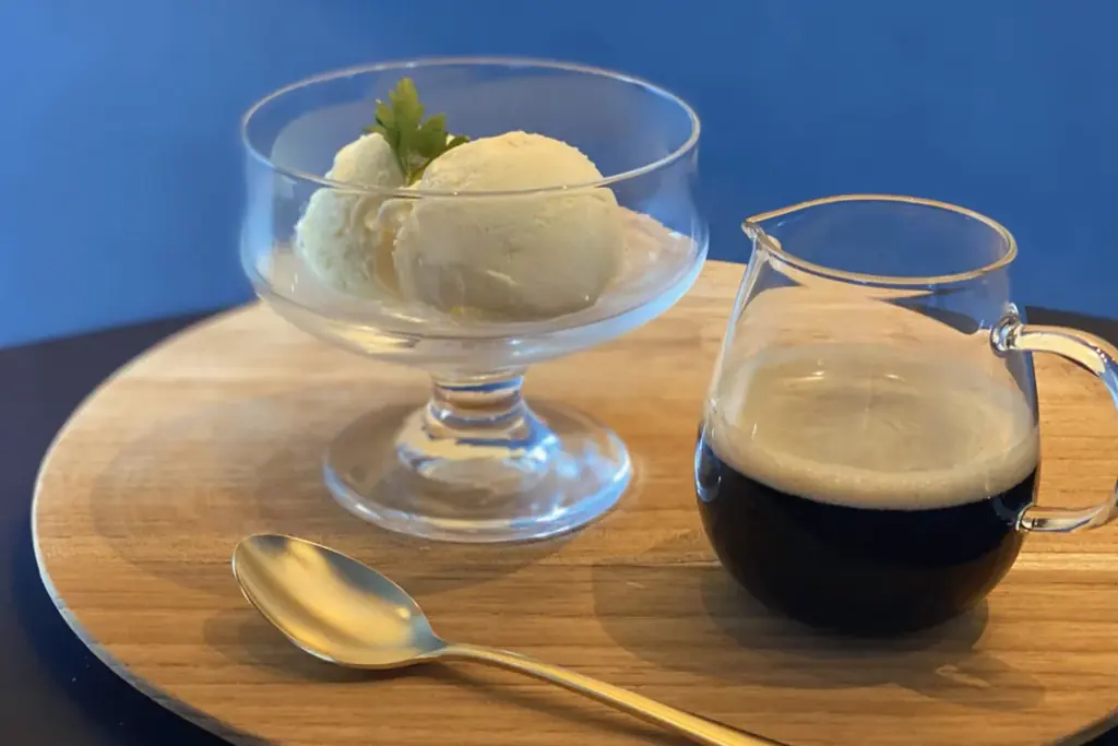 【OMO関西空港】タップから注ぎたてのクラフトビールがひんやりスイーツに!?猛暑を楽しく乗り切る「ブラックビア アフォガード」期間限定で提供開始 画像 2