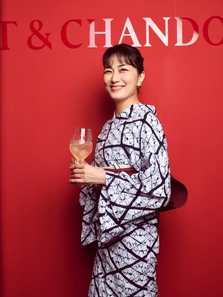 板谷由夏さん、すみれさん、一ノ瀬颯さんが浴衣姿で登場!氷を浮かべる「LA PISCINE ラ・ピシーヌ」スタイルのモエ・エ・シャンドン アイス アンぺリアルでフレンチシックに愉しむ夏のイベント 画像 2