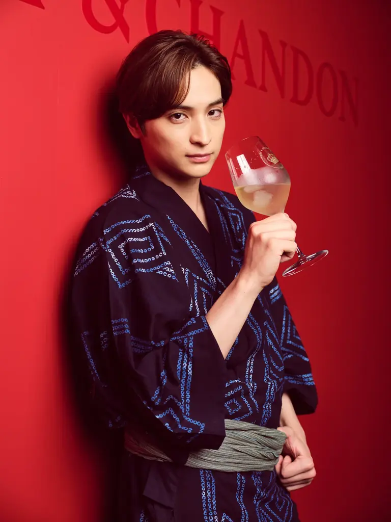 板谷由夏さん、すみれさん、一ノ瀬颯さんが浴衣姿で登場!氷を浮かべる「LA PISCINE ラ・ピシーヌ」スタイルのモエ・エ・シャンドン アイス アンぺリアルでフレンチシックに愉しむ夏のイベント 画像 4