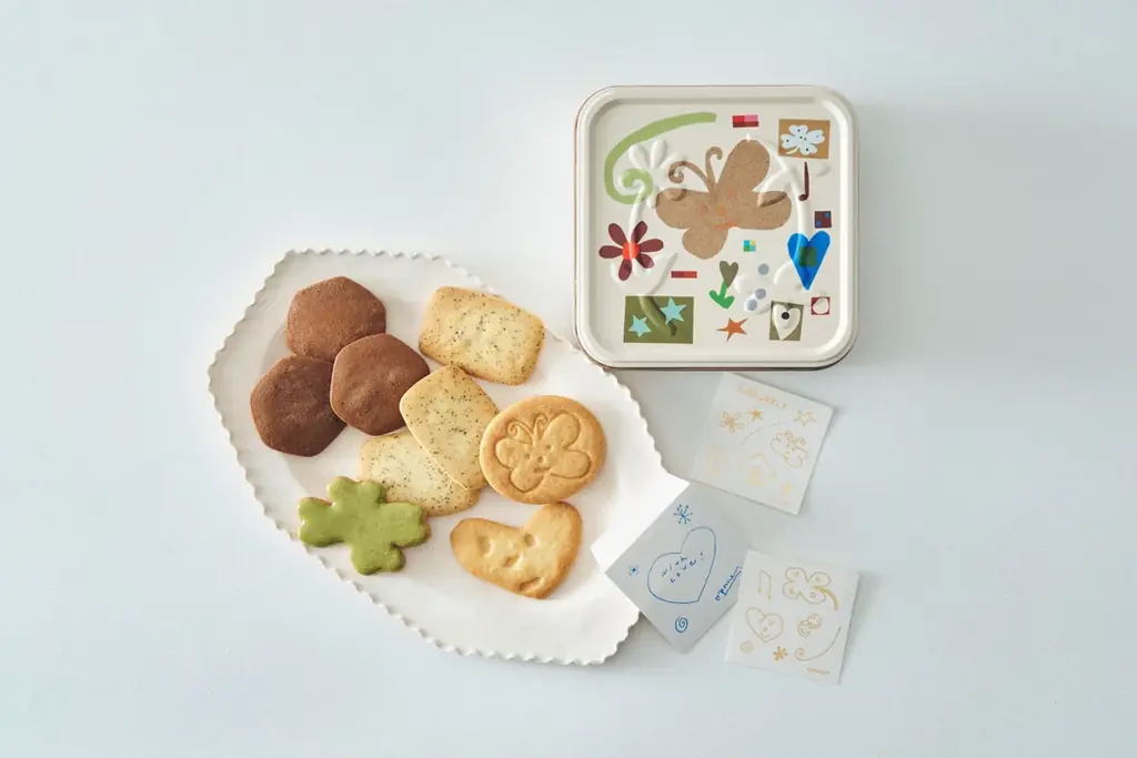 【オプナー×フェアリーケーキフェア】話題の異色コラボが再び！人気タトゥーシール作家×焼き菓子店が贈る“思い出”をかたちにした『タトゥーシール付きコラージュ缶』が登場。日々をがんばる自分へのごほうびに！ 画像 2