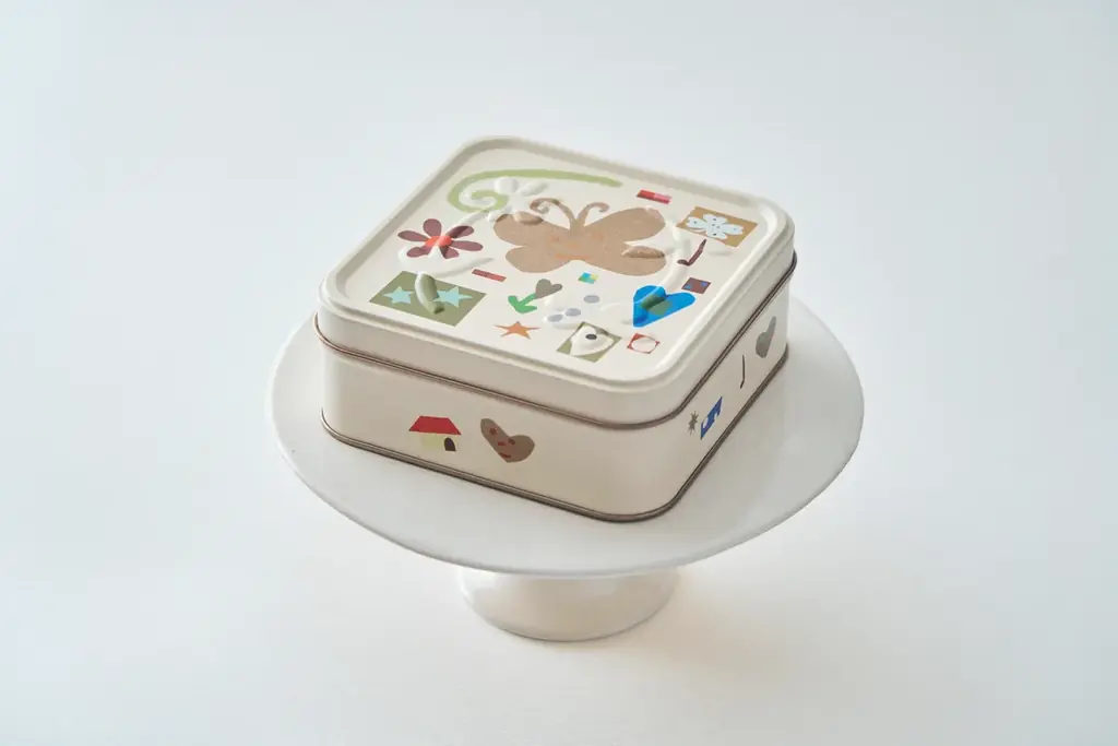 【オプナー×フェアリーケーキフェア】話題の異色コラボが再び！人気タトゥーシール作家×焼き菓子店が贈る“思い出”をかたちにした『タトゥーシール付きコラージュ缶』が登場。日々をがんばる自分へのごほうびに！ 画像 3