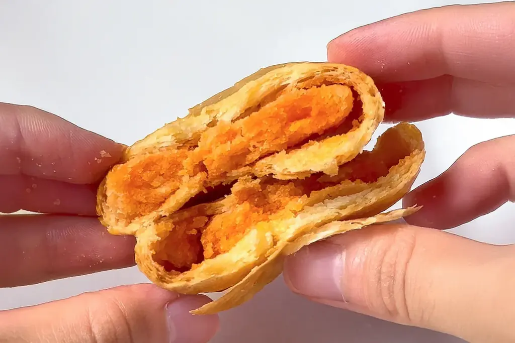 【1ヶ月限定の夏スイーツ】超濃厚な赤肉メロン餡を贅沢に包んだ「メロンパイ」7/11新発売 画像 2