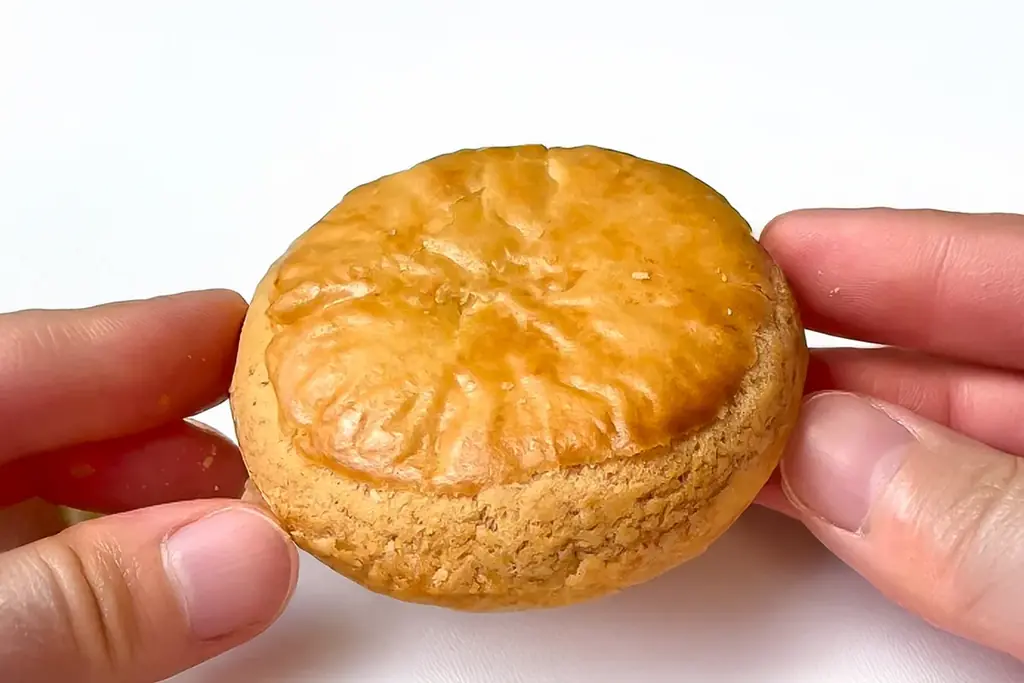 【1ヶ月限定の夏スイーツ】超濃厚な赤肉メロン餡を贅沢に包んだ「メロンパイ」7/11新発売 画像 3