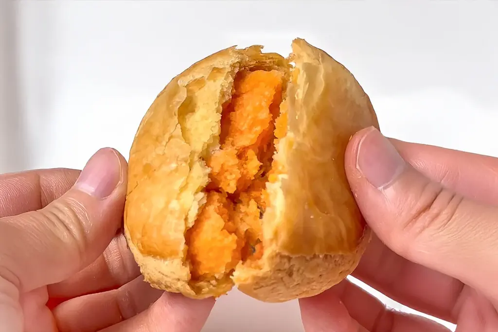 【1ヶ月限定の夏スイーツ】超濃厚な赤肉メロン餡を贅沢に包んだ「メロンパイ」7/11新発売 画像 4