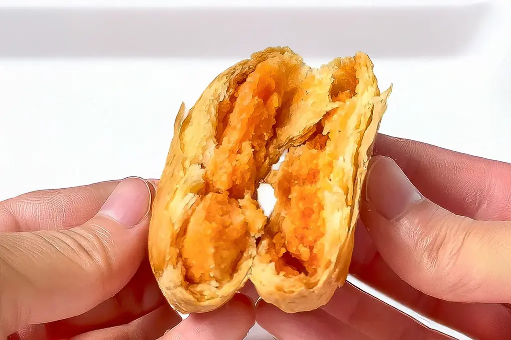 【1ヶ月限定の夏スイーツ】超濃厚な赤肉メロン餡を贅沢に包んだ「メロンパイ」7/11新発売 画像 5