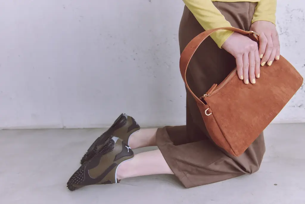 【emmi×PUMA】プーマの名作「Mostro Perf」がブラウン×ブルーの洗練されたemmi別注カラーで登場！＜7月10日(木)オンライン先行予約開始＞ 画像 5