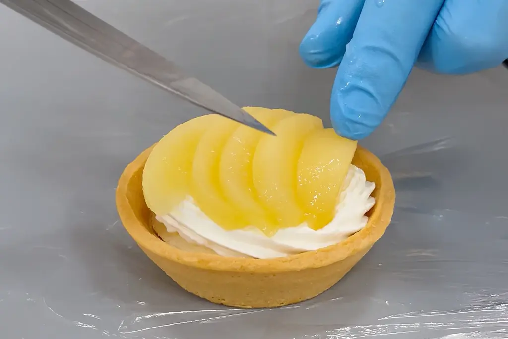 【ケーキ屋社長の本気の新作】サクサクなのに“ふわとろ”！夏季限定「桃のアイスタルト」7/12新発売！ 画像 18