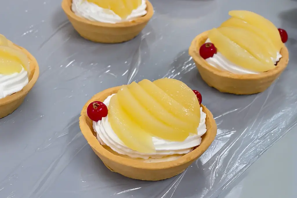 【ケーキ屋社長の本気の新作】サクサクなのに“ふわとろ”！夏季限定「桃のアイスタルト」7/12新発売！ 画像 19