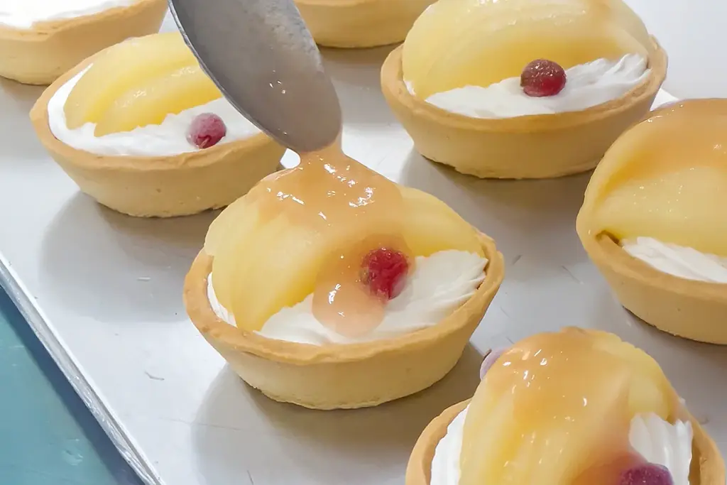 【ケーキ屋社長の本気の新作】サクサクなのに“ふわとろ”！夏季限定「桃のアイスタルト」7/12新発売！ 画像 20