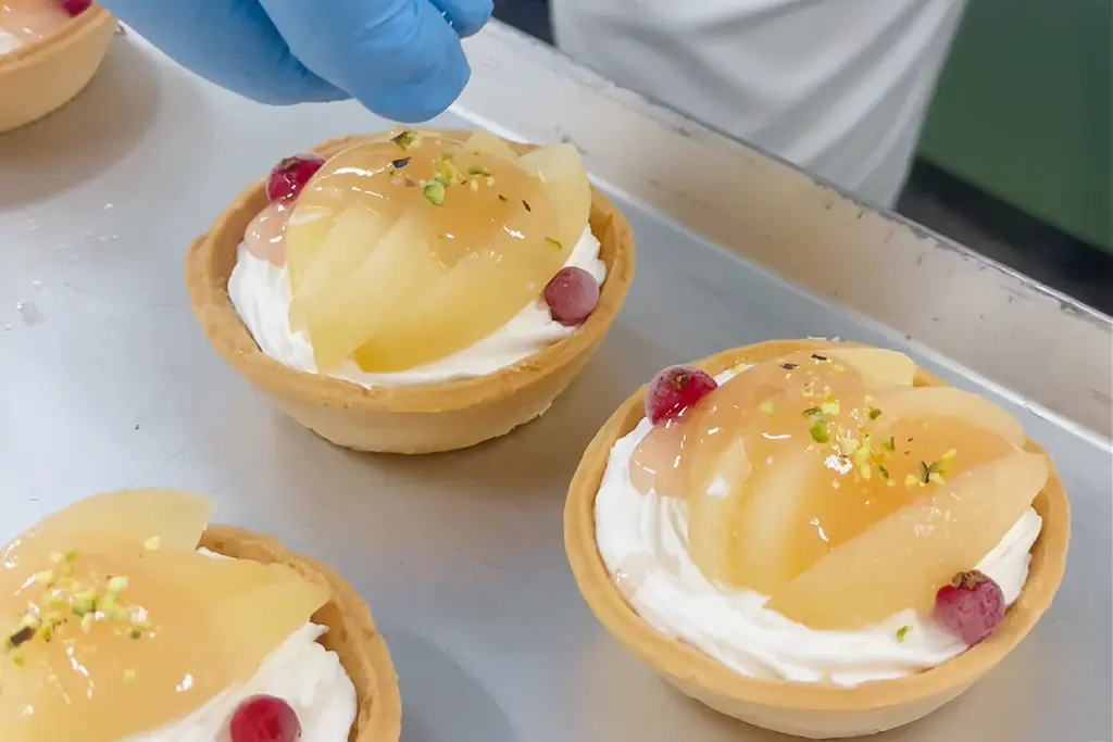 【ケーキ屋社長の本気の新作】サクサクなのに“ふわとろ”！夏季限定「桃のアイスタルト」7/12新発売！ 画像 21