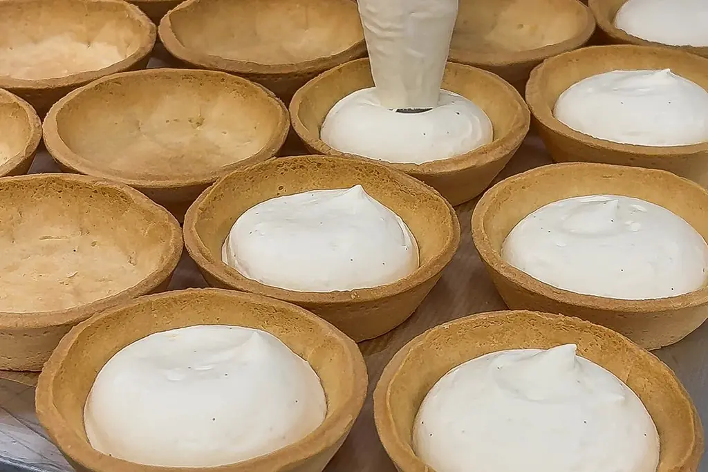 【ケーキ屋社長の本気の新作】サクサクなのに“ふわとろ”！夏季限定「桃のアイスタルト」7/12新発売！ 画像 5