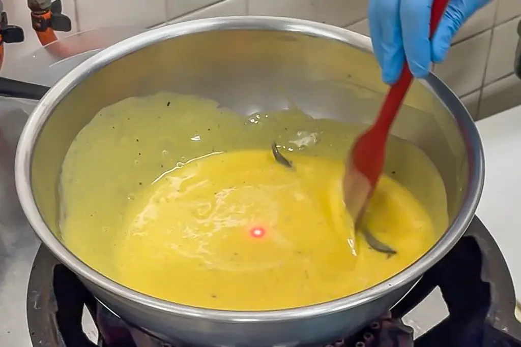 【ケーキ屋社長の本気の新作】サクサクなのに“ふわとろ”！夏季限定「桃のアイスタルト」7/12新発売！ 画像 7