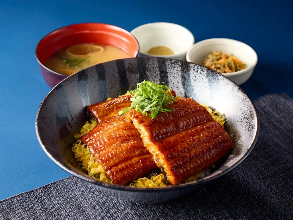 【ココス】7月19日(土)は土用の丑の日!今年も“どーん”とうなぎ一匹分をのせた丼が登場!お持ち帰りはよりお手頃に!ココスが「うなぎフェア」を開催! 画像 2