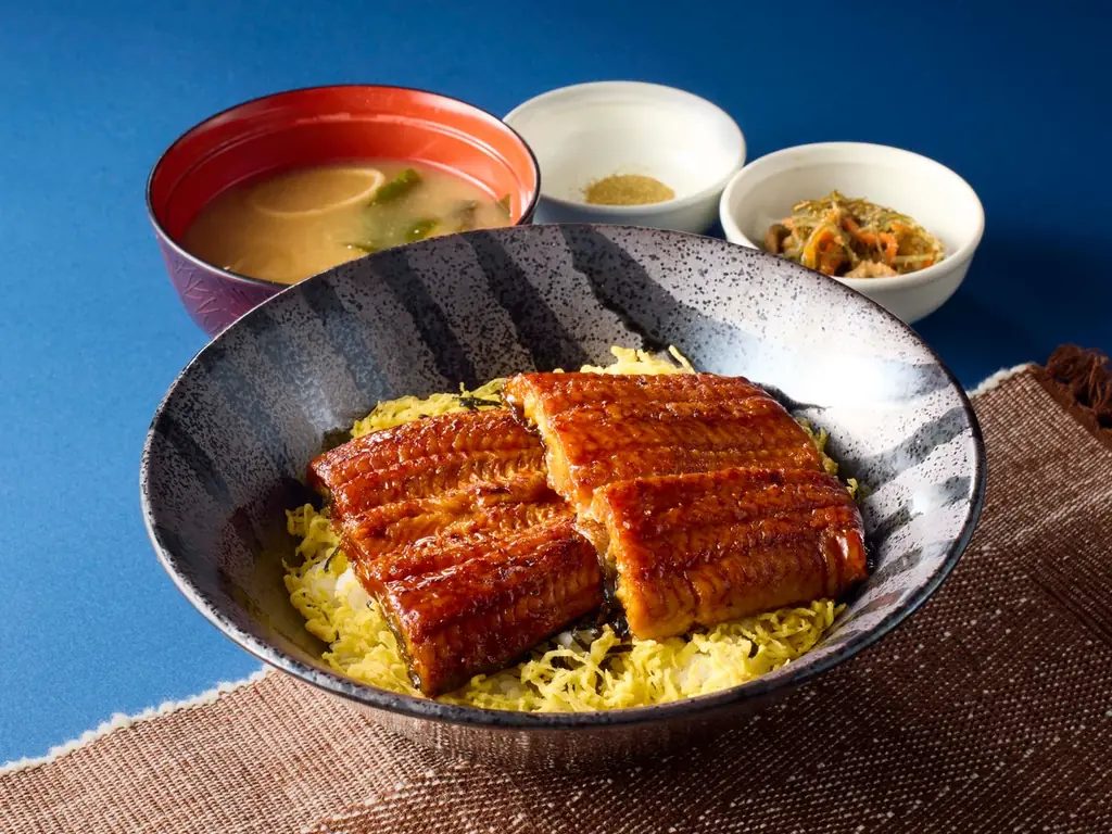 【ココス】7月19日(土)は土用の丑の日!今年も“どーん”とうなぎ一匹分をのせた丼が登場!お持ち帰りはよりお手頃に!ココスが「うなぎフェア」を開催! 画像 3