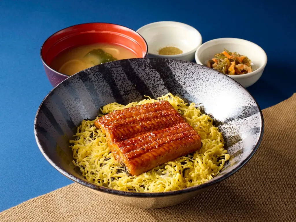 【ココス】7月19日(土)は土用の丑の日!今年も“どーん”とうなぎ一匹分をのせた丼が登場!お持ち帰りはよりお手頃に!ココスが「うなぎフェア」を開催! 画像 4