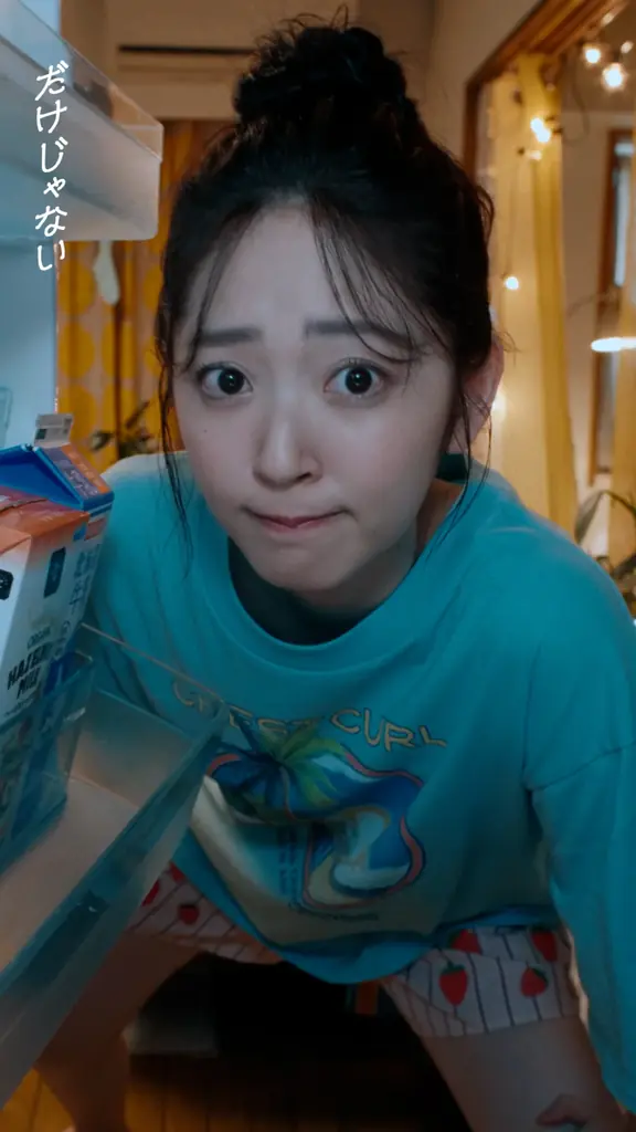 鈴木愛理さん演じるキャラクター限界ちゃんが帰ってくる! 初のオリジナルソングで、仕事に奮闘する社会人OL役を熱演 コンビニのお惣菜でおうち晩酌を楽しむミュージックビデオが完成 「コンビニは冷蔵庫」公開 画像 4