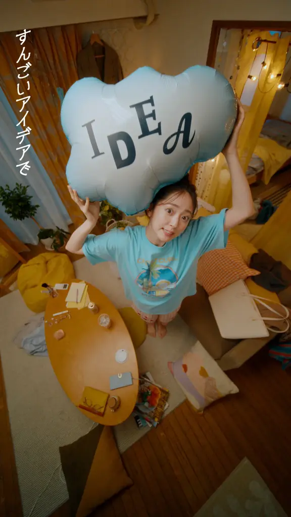鈴木愛理さん演じるキャラクター限界ちゃんが帰ってくる! 初のオリジナルソングで、仕事に奮闘する社会人OL役を熱演 コンビニのお惣菜でおうち晩酌を楽しむミュージックビデオが完成 「コンビニは冷蔵庫」公開 画像 8