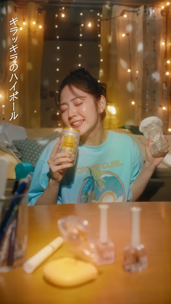 鈴木愛理さん演じるキャラクター限界ちゃんが帰ってくる！　初のオリジナルソングで、仕事に奮闘する社会人ＯＬ役を熱演　コンビニのお惣菜でおうち晩酌を楽しむミュージックビデオが完成　「コンビニは冷蔵庫」公開 画像 9