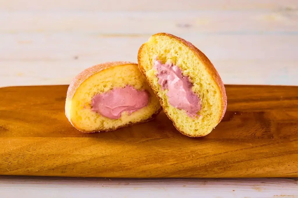 『丸亀うどーなつ アサイーベリー味』の発売を記念した連動企画としてハワイで人気のもちもちドーナツ『マラサダ（アサイー）』を2025年7月17日（木）から全国のコナズ珈琲にて新発売 画像 2