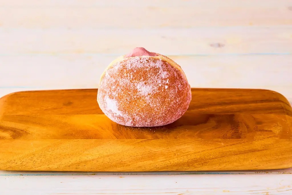 『丸亀うどーなつ アサイーベリー味』の発売を記念した連動企画としてハワイで人気のもちもちドーナツ『マラサダ（アサイー）』を2025年7月17日（木）から全国のコナズ珈琲にて新発売 画像 3