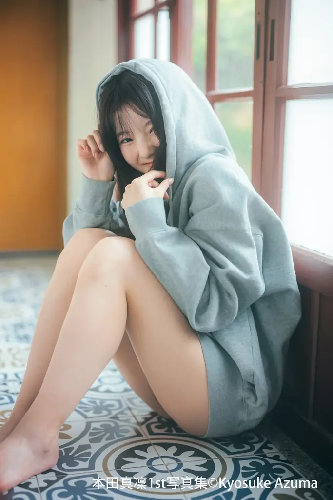 本田真凜1st写真集、先行カット第２弾！　ノスタルジーな宿、プール、バレエスタジオでのカット解禁 画像 2