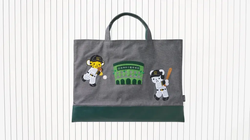 阪神タイガース×familiar 阪神甲子園球場で野球をする「ファミちゃん」と「トラッキー」がデザインされたデニムバッグやパスケースなど計6種が登場 画像 2