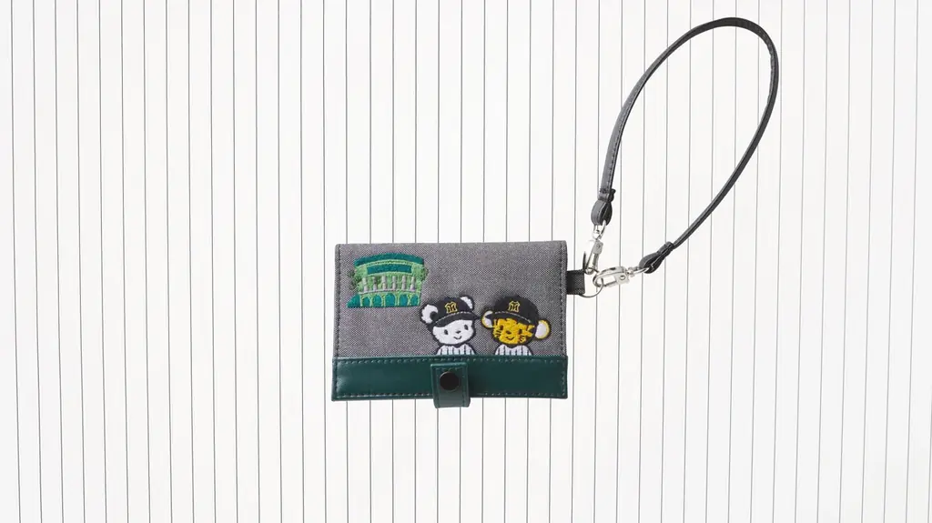 阪神タイガース×familiar 阪神甲子園球場で野球をする「ファミちゃん」と「トラッキー」がデザインされたデニムバッグやパスケースなど計6種が登場 画像 5