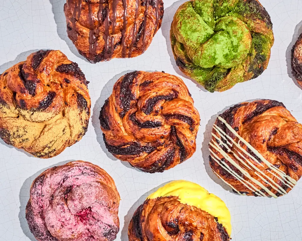 2025年バンクの”夏のアムール” は【POOL】がコンセプト。水際で映えるHurleyとのコラボTシャツや毎日新たな味わいに出会える30種もの日替わりスイーツが勢揃い！ 画像 3