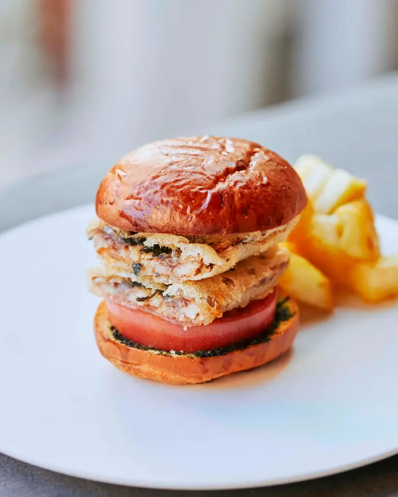 2025年バンクの”夏のアムール” は【POOL】がコンセプト。水際で映えるHurleyとのコラボTシャツや毎日新たな味わいに出会える30種もの日替わりスイーツが勢揃い！ 画像 5