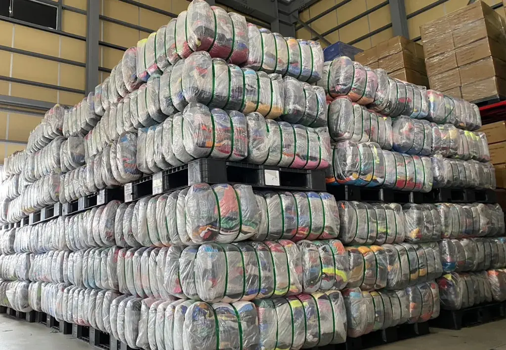 関東の古着小売の最前線『古着屋3peace』と関西の古着卸の最前線『古着卸CLASS1』のパートナー契約が実現‼株式会社3peaceと株式会社RESTAの業務提携締結を発表いたします。 画像 2