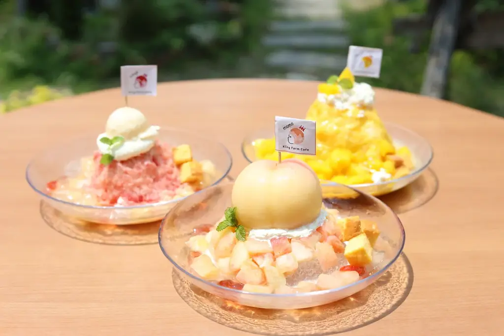 まるごと1玉の桃がどーん!たっぷり3玉分使用した贅沢かき氷「もももももものかき氷」7/18より販売【KingFarmCafe】 画像 3