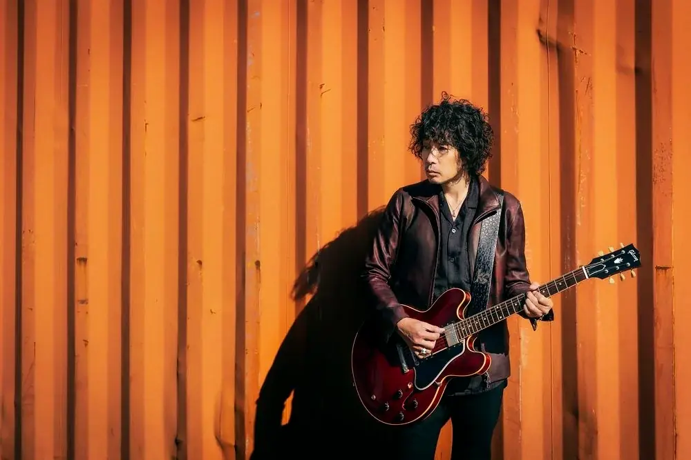 ＜斉藤和義＞自身初の試みとなる“ダブルセットリスト”ツアーからツアー終盤の神奈川・相模女子大学グリーンホール2DAYS公演をWOWOWで10月に連続放送・配信！ 画像 1